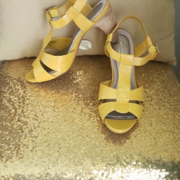 Easy Spirit YmGold Yellow Sandals - Picture 1 of 3